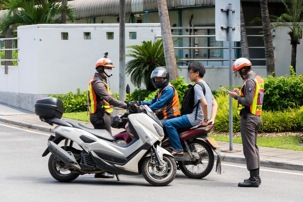 Montando uma motocicleta, sem usar um capaceteQuanto é a penalidade?
